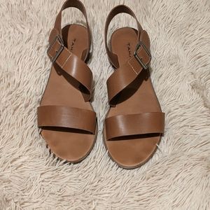 Brown sandals side buckle.